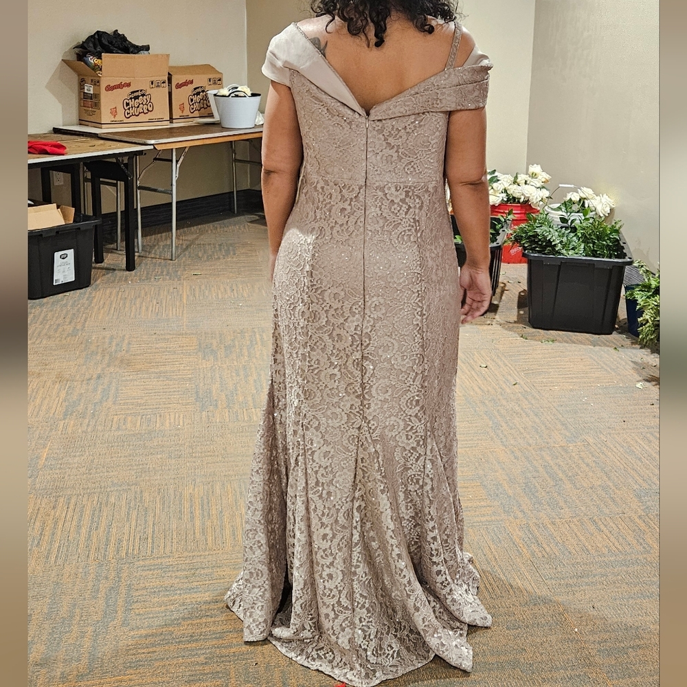 Elegant Off-Shoulder Lace Evening Gown - Picture 7 of 10